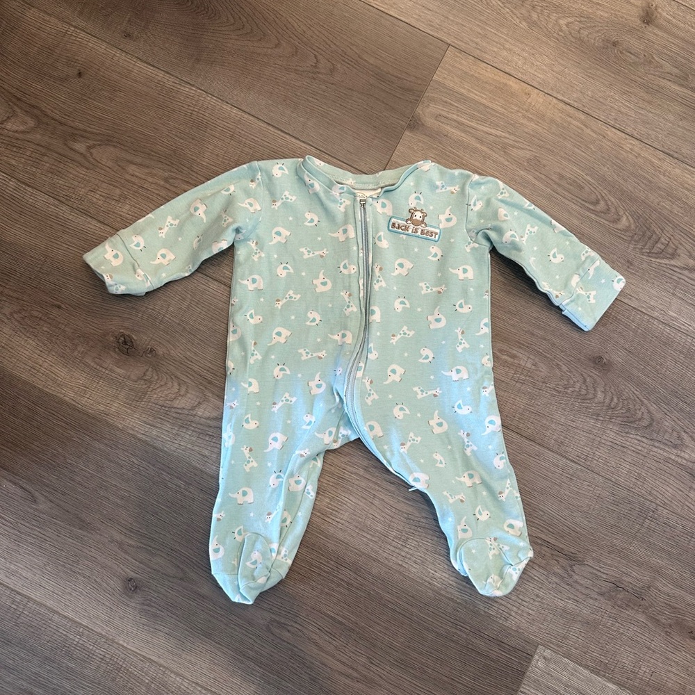 6/20$ Animal theme footie/footed sleeper/pyjamas size 0-3 months
